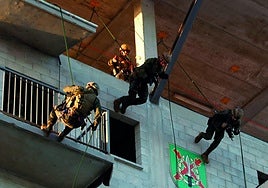 Miembros del MOE durante una de las maniobras en el acuartelamiento Alférez Rojas Navarrete.