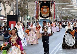 Imagen de archivo de un pasacalles fallero en Benidorm