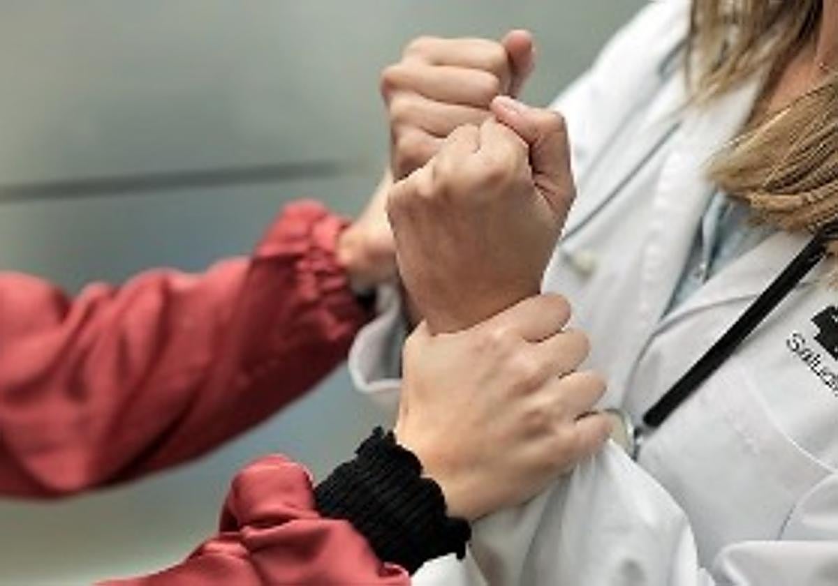 La mayoría de las denuncias a sanitarios son por amenazas y coacciones.