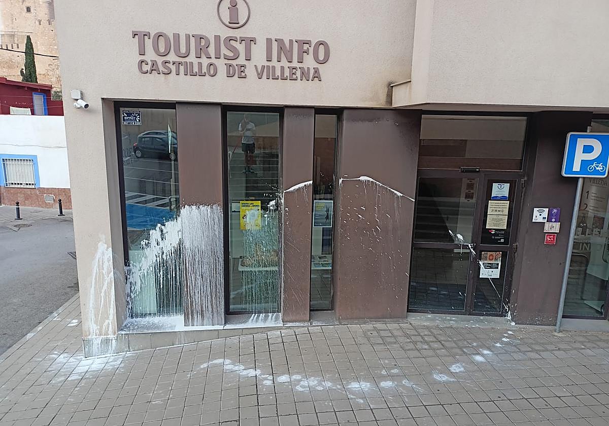 Actos vandálicos en el centro de visitantes de Villena.