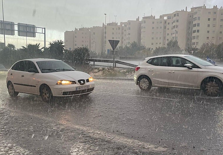 Granizo cayendo sobre la ciudad de Alicante este martes.