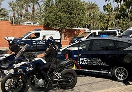 Varios agentes de la Policía Nacional en el exterior de la Comisaría de Elche.