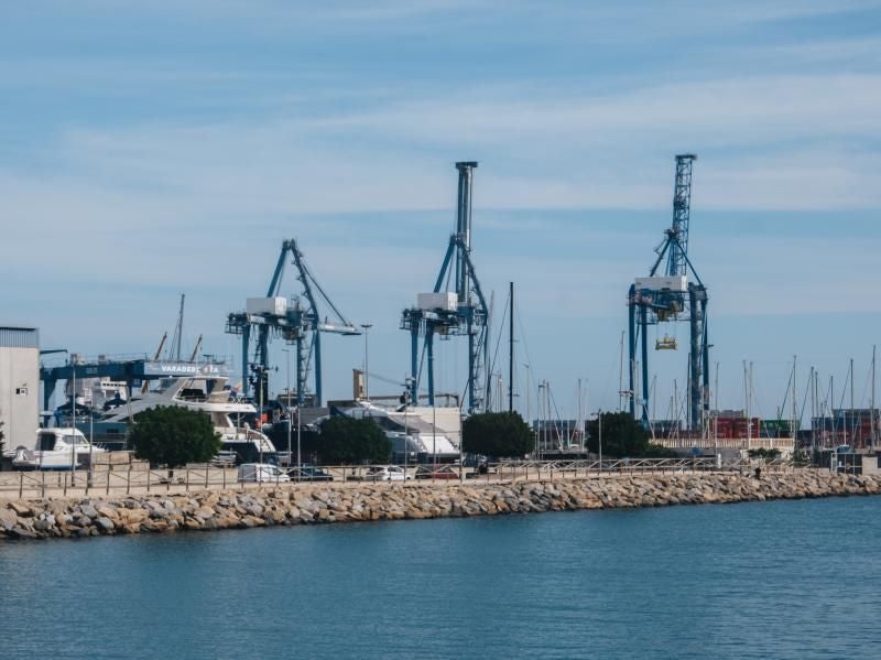 Imagen principal - Alicante concede por «imperativo legal» la licencia ambiental a los macrodepósitos del puerto tras perder en el TSJ