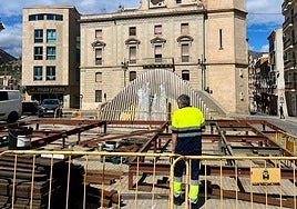 Montaje del castillo de Moros y Cristianos de Alcoi.