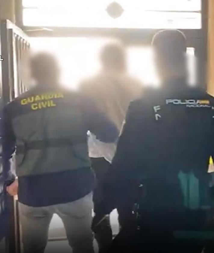 Imagen secundaria 2 - Agentes desmantelan un paraíso de la marihuana en un pueblo de Alicante.