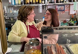 Ana Mari y Ana al frente del bar El Loro.