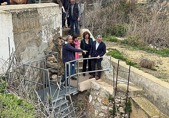El conseller de Agricultura, Miguel Barrachina, y la alcaldesa de Almoradí, María Gómez, en la Acequia Mayor de Alfeitamí.