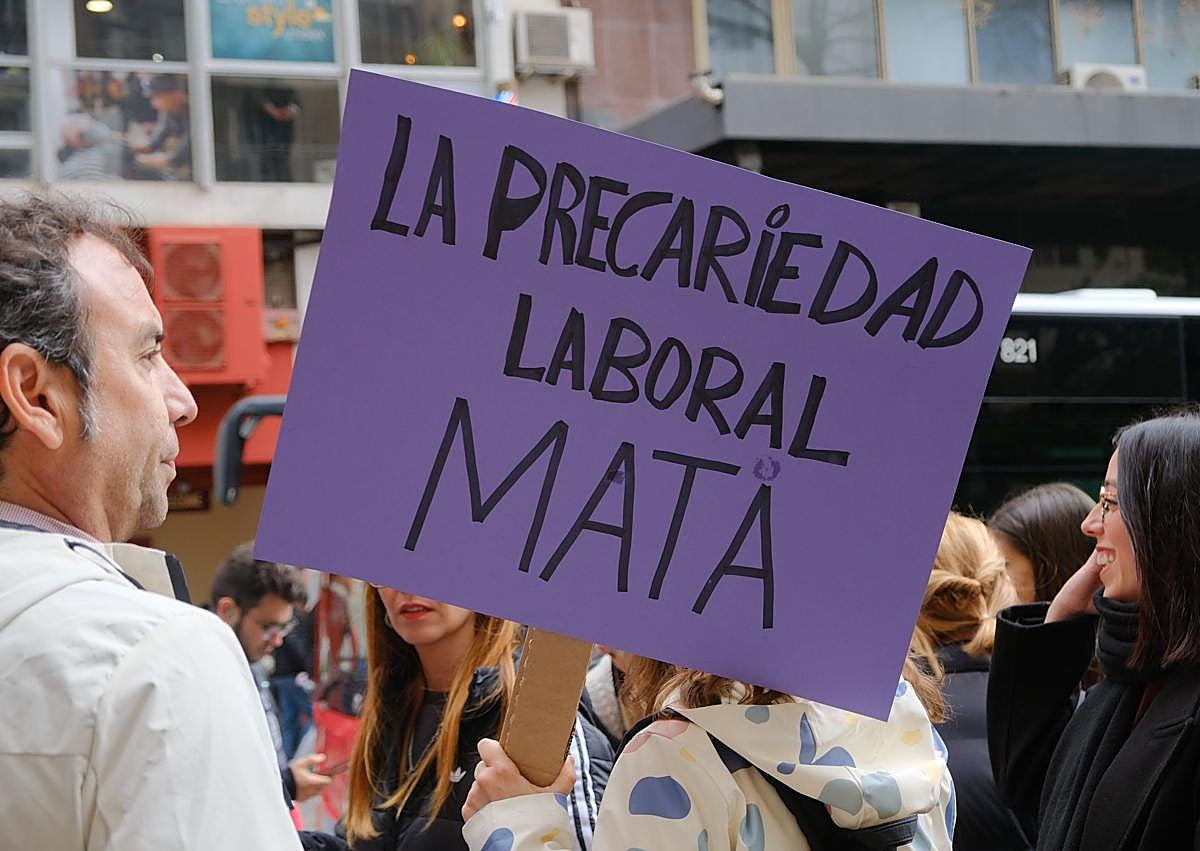 Imagen secundaria 1 - Educadores sociales de Alicante reclaman mejores condiciones tras el asesinato de una trabajadora en Badajoz