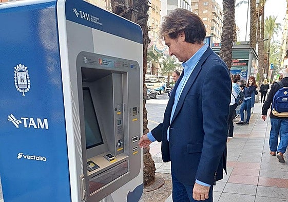 Las nuevas máquinas de recarga de tarjetas de autobús instaladas en Alicante.