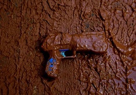 Pistola llena de barro.