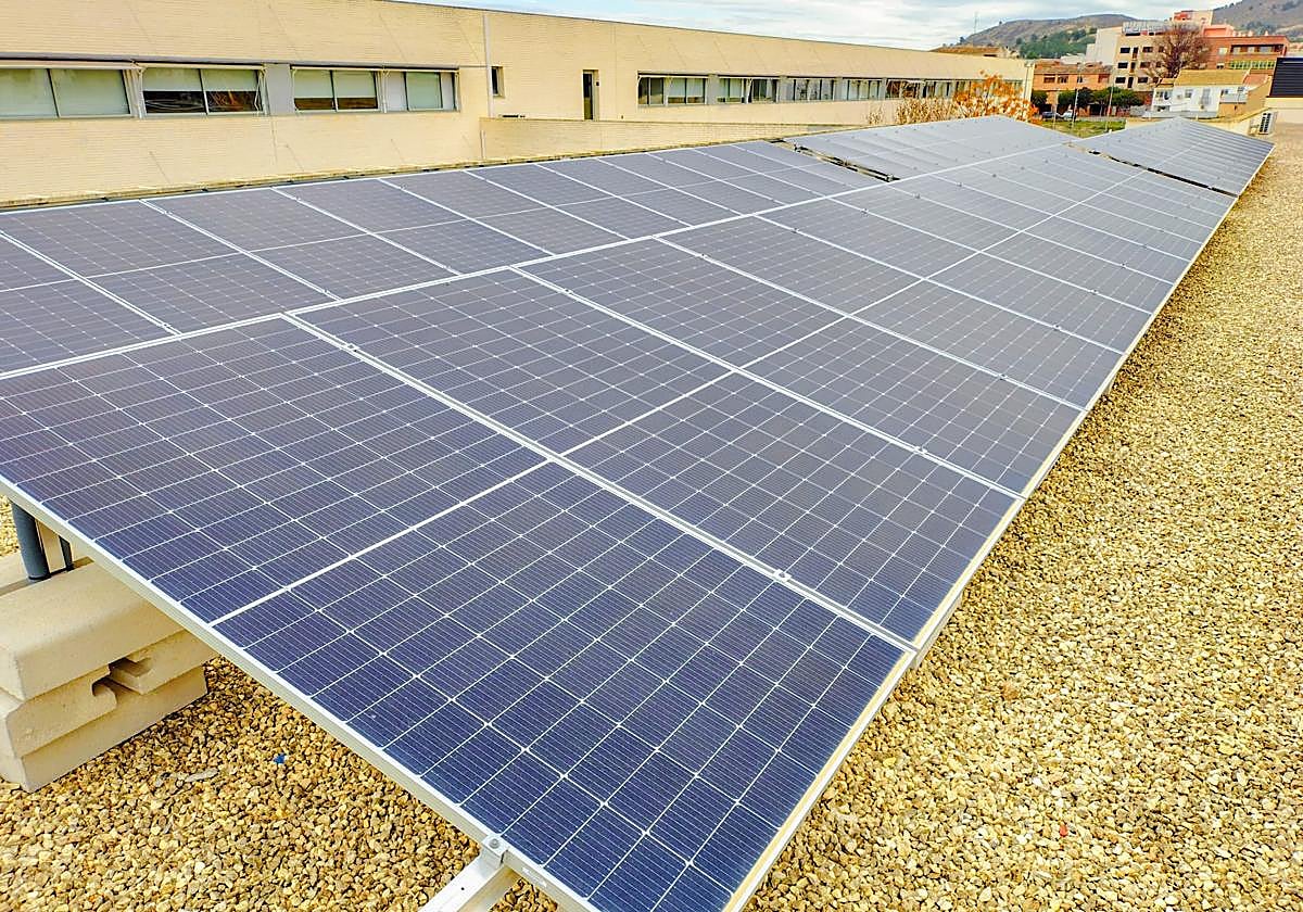 Placas fotovoltaicas instaladas en el IES Las Fuentes.