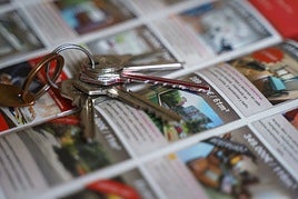 Llaves de un piso sobre anuncios de alquiler.