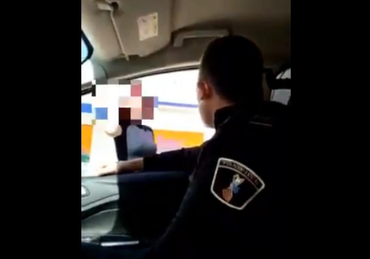 «De día eres todavía más feo»: Piden cárcel para dos policías locales de Benidorm por humillar a una mujer trans
