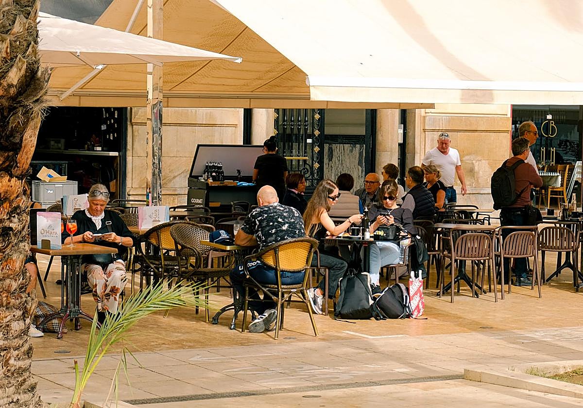 Turistas en un restaurante de la Explanada.