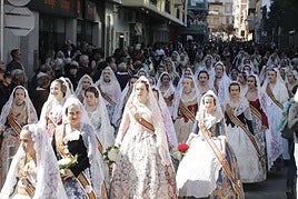 Multitud de visitantes han disfrutado con el colorido de los trajes de valenciana en Dénia.