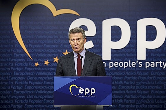 El presidente del PP, Alberto Núñez Feijóo, que asiste a la cumbre del PPE que se celebra en Bruselas, en declaraciones a los medios.
