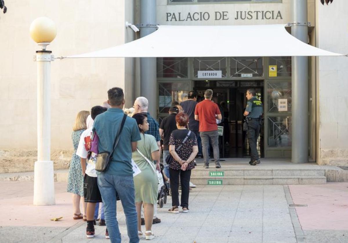 Entrada al Palacio de Justicia de Alicante.