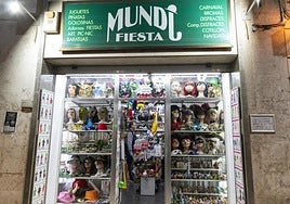 Escaparate de la tienda Mundi Fiesta de Luceros.