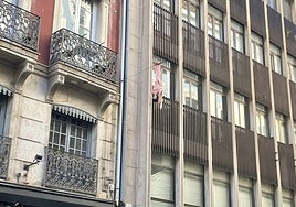 Una muñeca hinchable cuelga sobre una calle de Alicante.