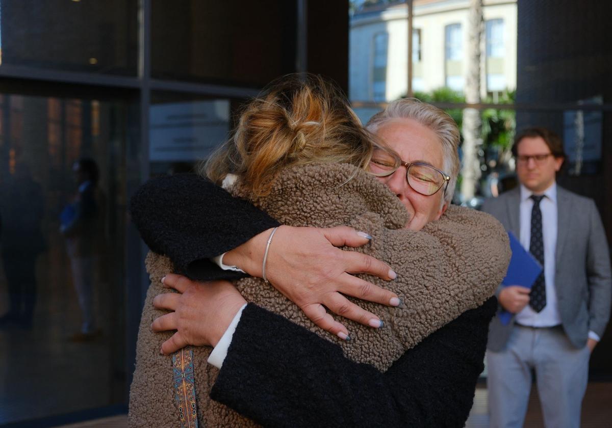 La abuela de Aitor, visiblemente emocionada antes de la primera sesión del juicio en los Juzgados de Alicante.