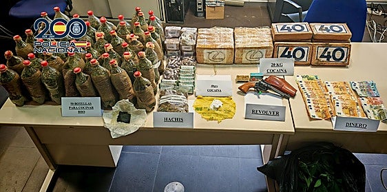 Droga y objetos requisados durante la operación.