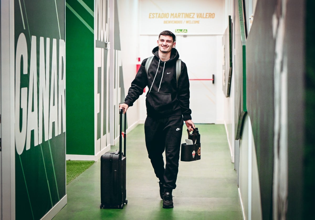 The 'Canary' Álvarez Returns from Uruguay Without Playing Time