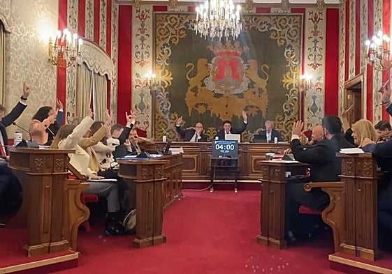 Los gritos de «Mazón dimisión» se cuelan en el Pleno municipal de Alicante