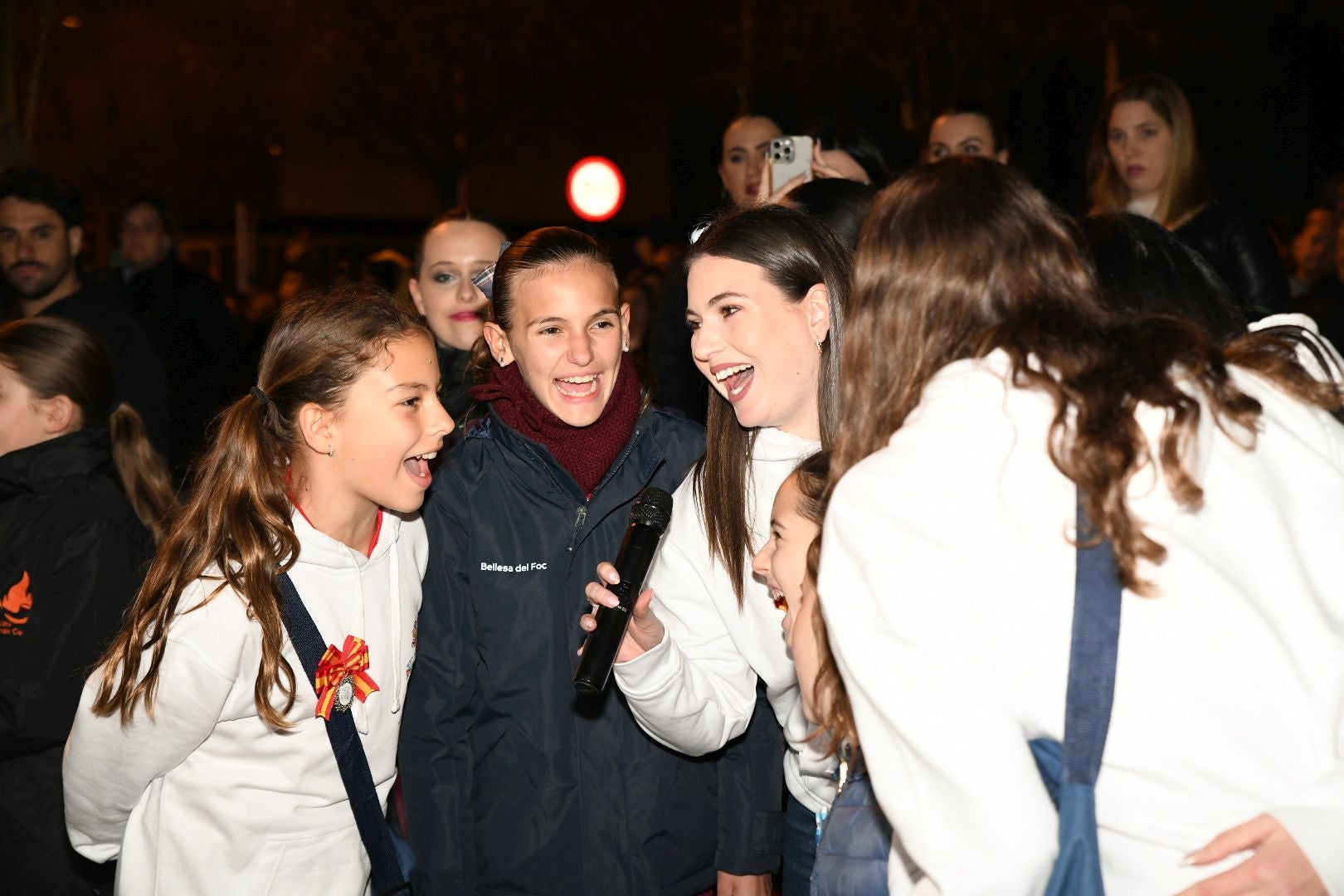 La Hoguera Don Bosco rinde homenaje a Pedro Luis Sirvent con una mascletà nocturna