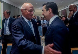 El presidente del Banco Sabadell, Josep Oliu (i), y el presidente del BBVA, Carlos Torres Vila (d).