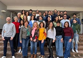 El personal del departament de Servicios Sociales del municipio junto a la edil de Política Social e Igualdad.