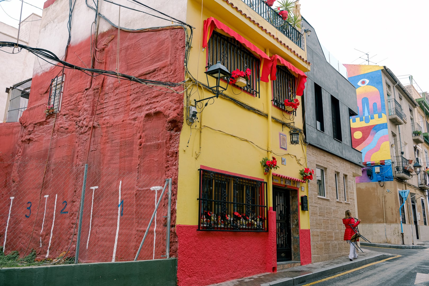 The house that mimics the Spanish flag with its colours.