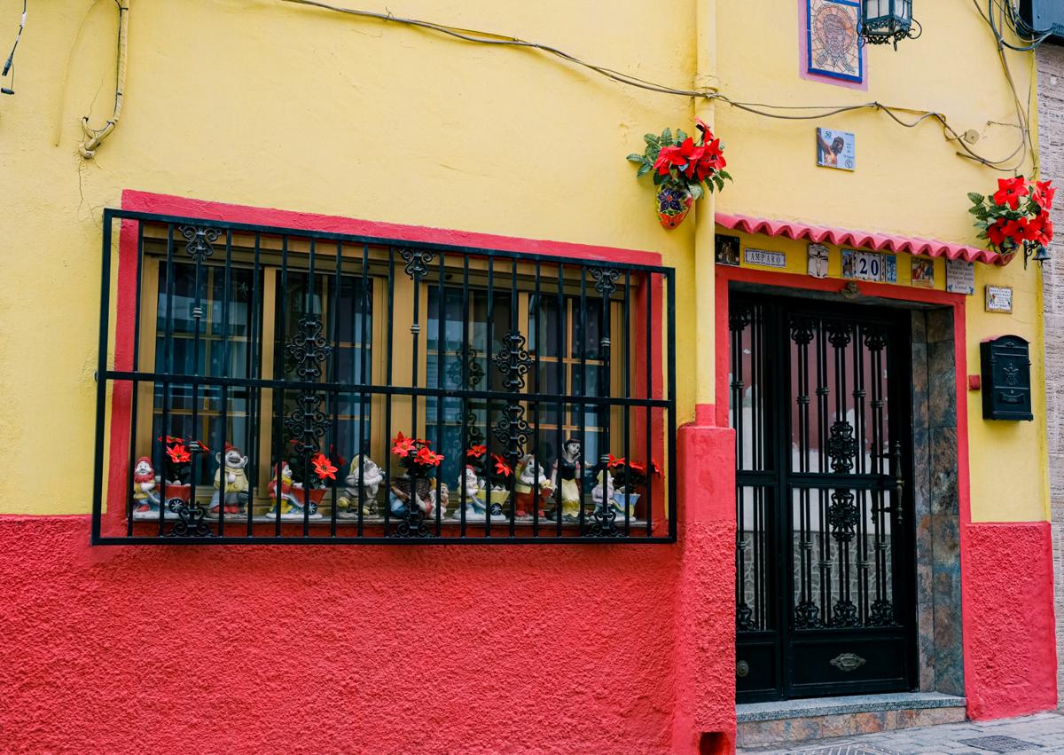 Imagen secundaria 1 - Details of the most patriotic house in Spain.