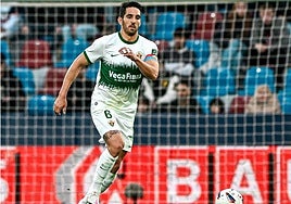 Pedro Bigas conduce el balón durante un partido del Elche.