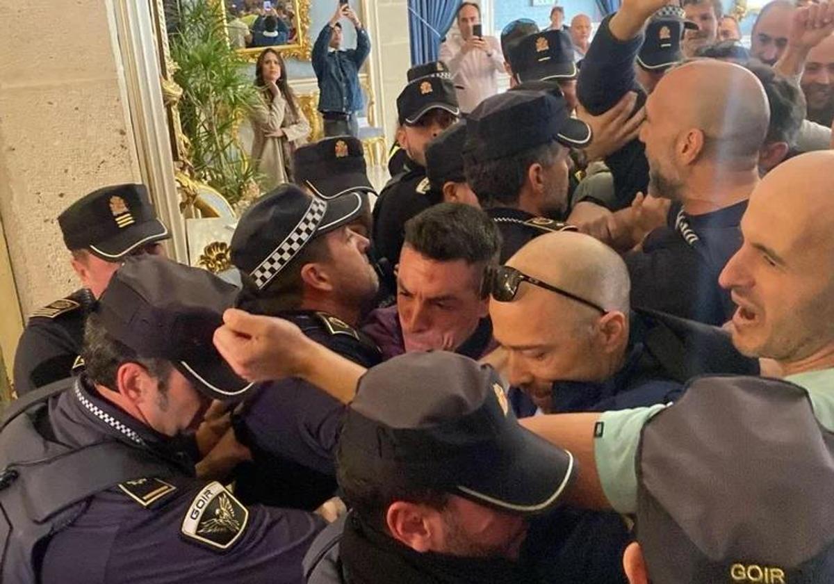 Alicante Firefighters Intensify Tensions with City Hall: Deny Aggressions and Accuse Mayor's Office of Falsehoods and Manipulations