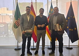 El alcalde de San Vicente, Pachi Pascual, con dos miembros de la AEGC.