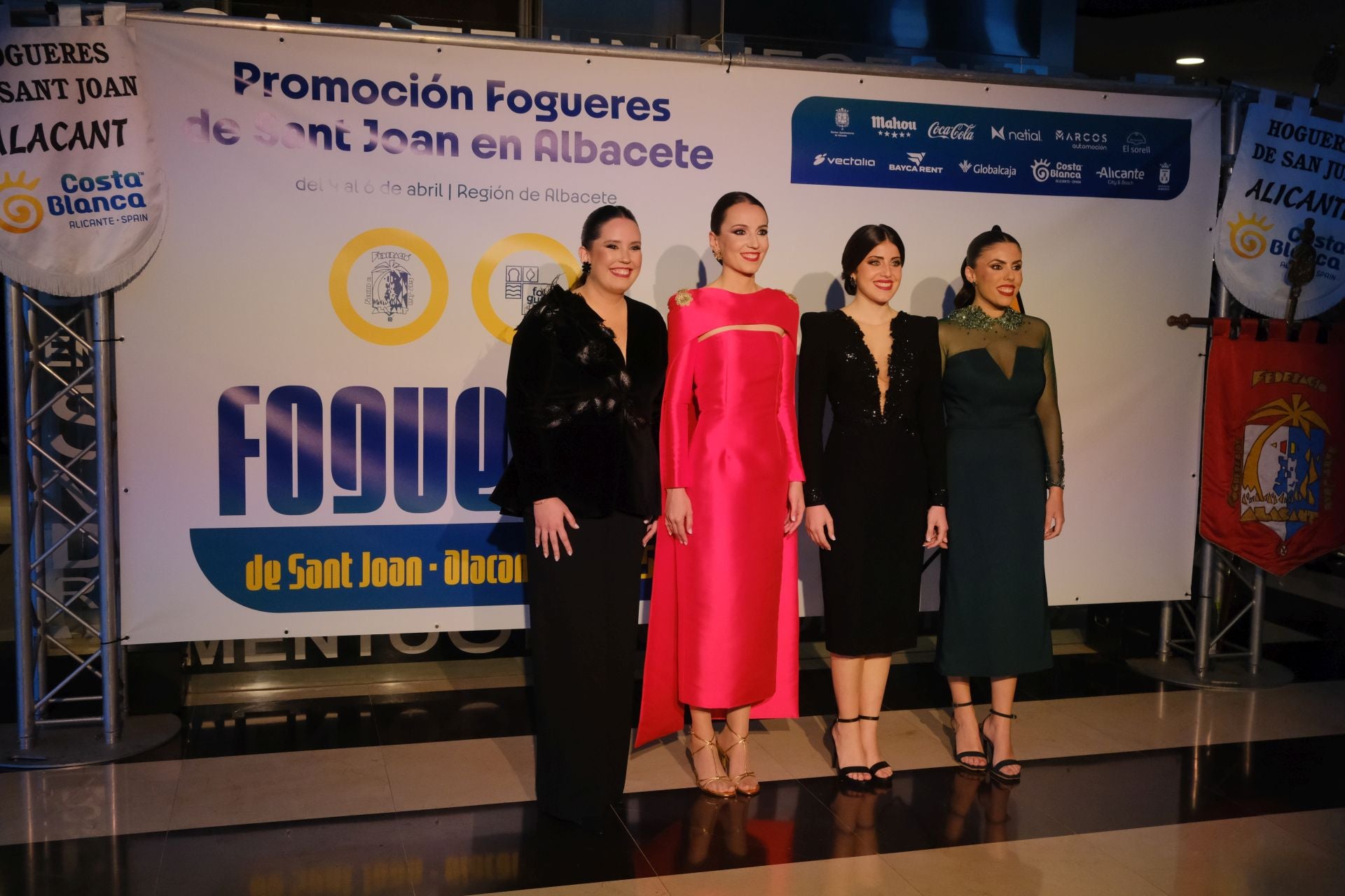 Las candidatas a bellea del foc de Alicante lucen sus mejores galas en Albacete