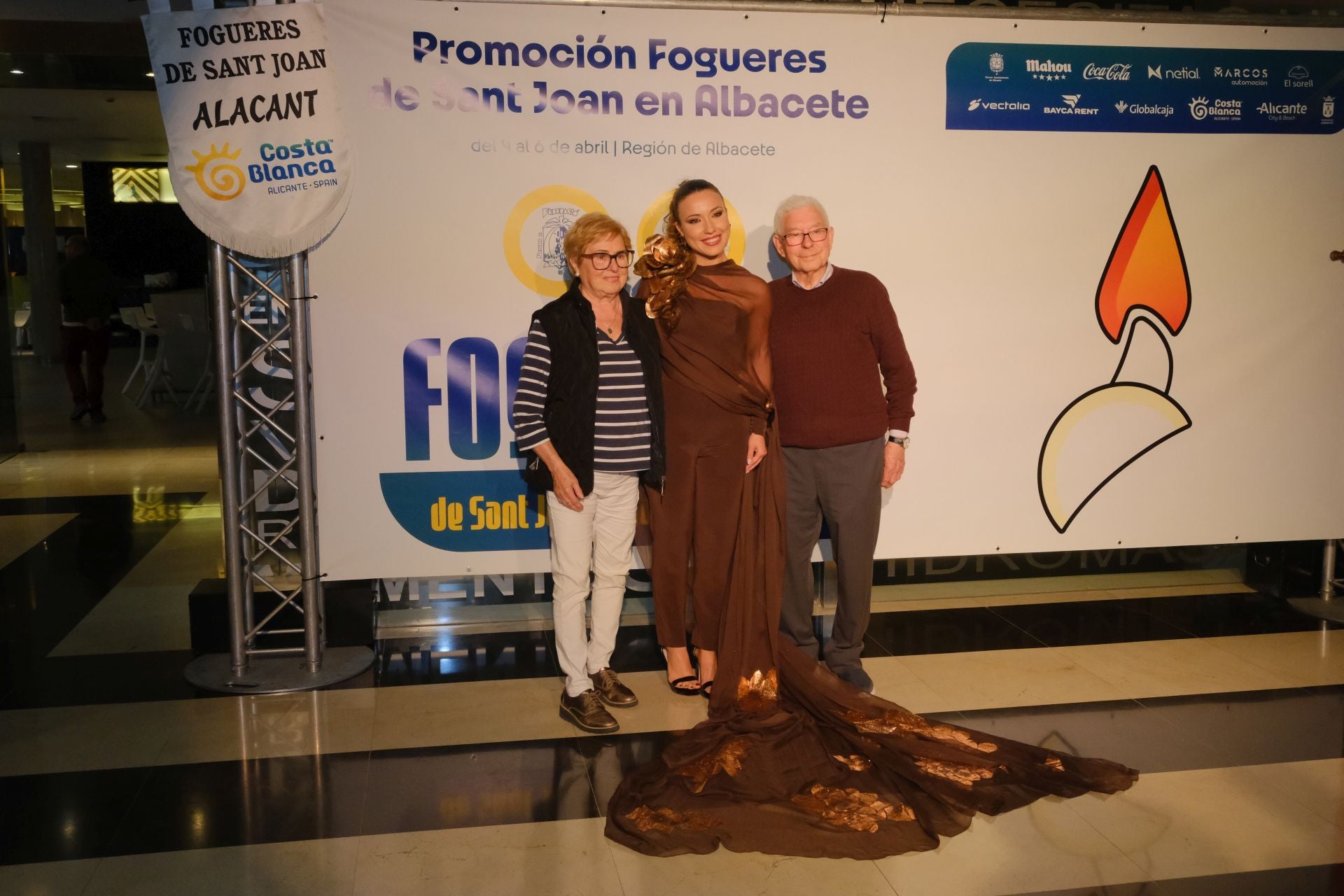 Las candidatas a bellea del foc de Alicante lucen sus mejores galas en Albacete
