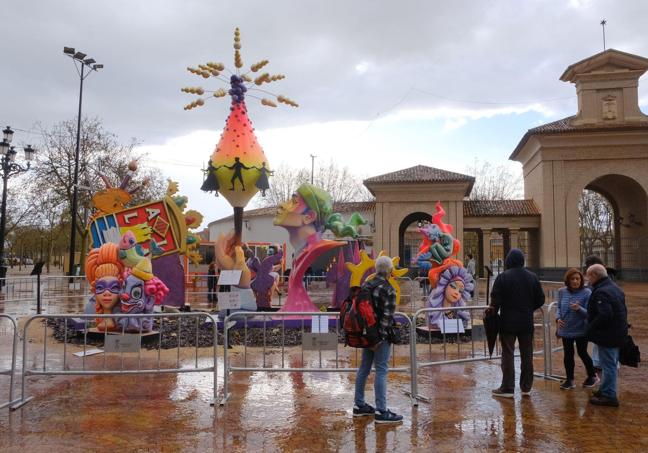 Los albaceteños ven la hoguera tras la granizada.