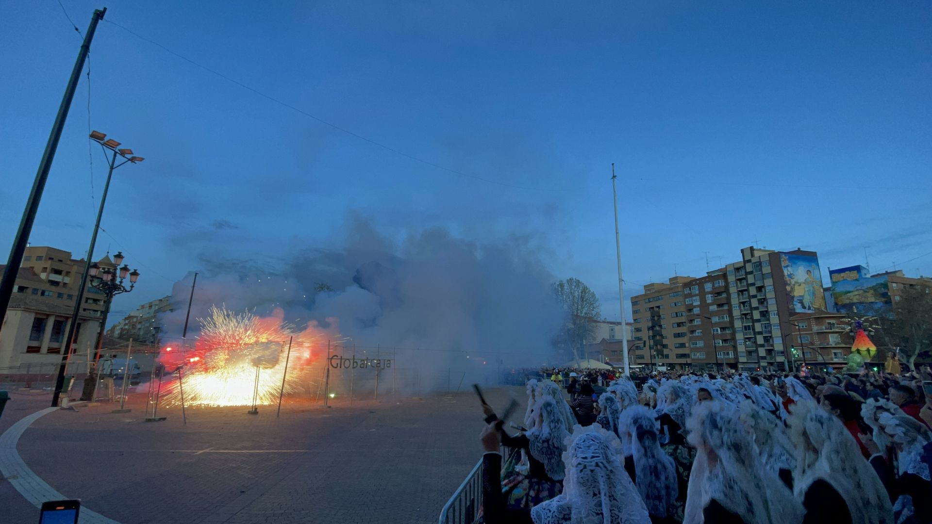La pólvora de Sirvent ilumina la gran noche de las convivencias de las Hogueras