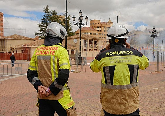 Dos bomberos, de Alicante y Albacete.