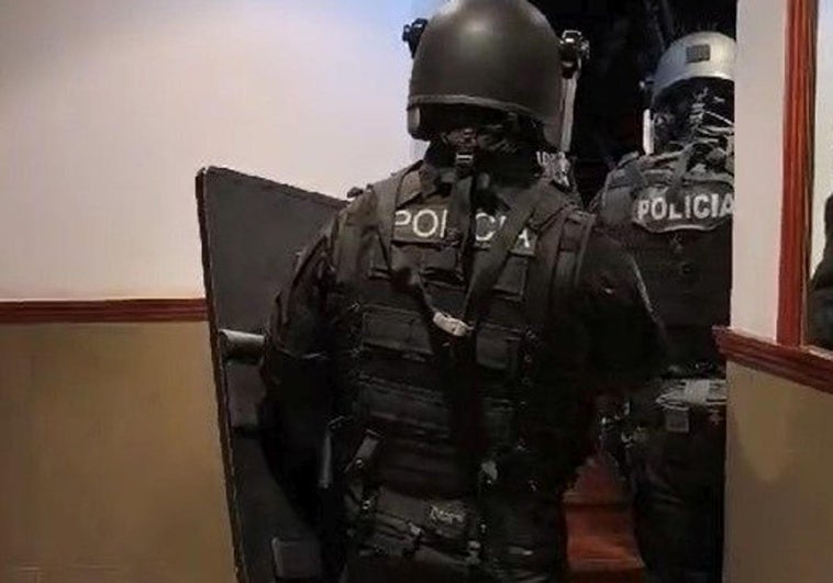 Policías, durante la operación para detener al ladrón de viviendas en Bilbao.