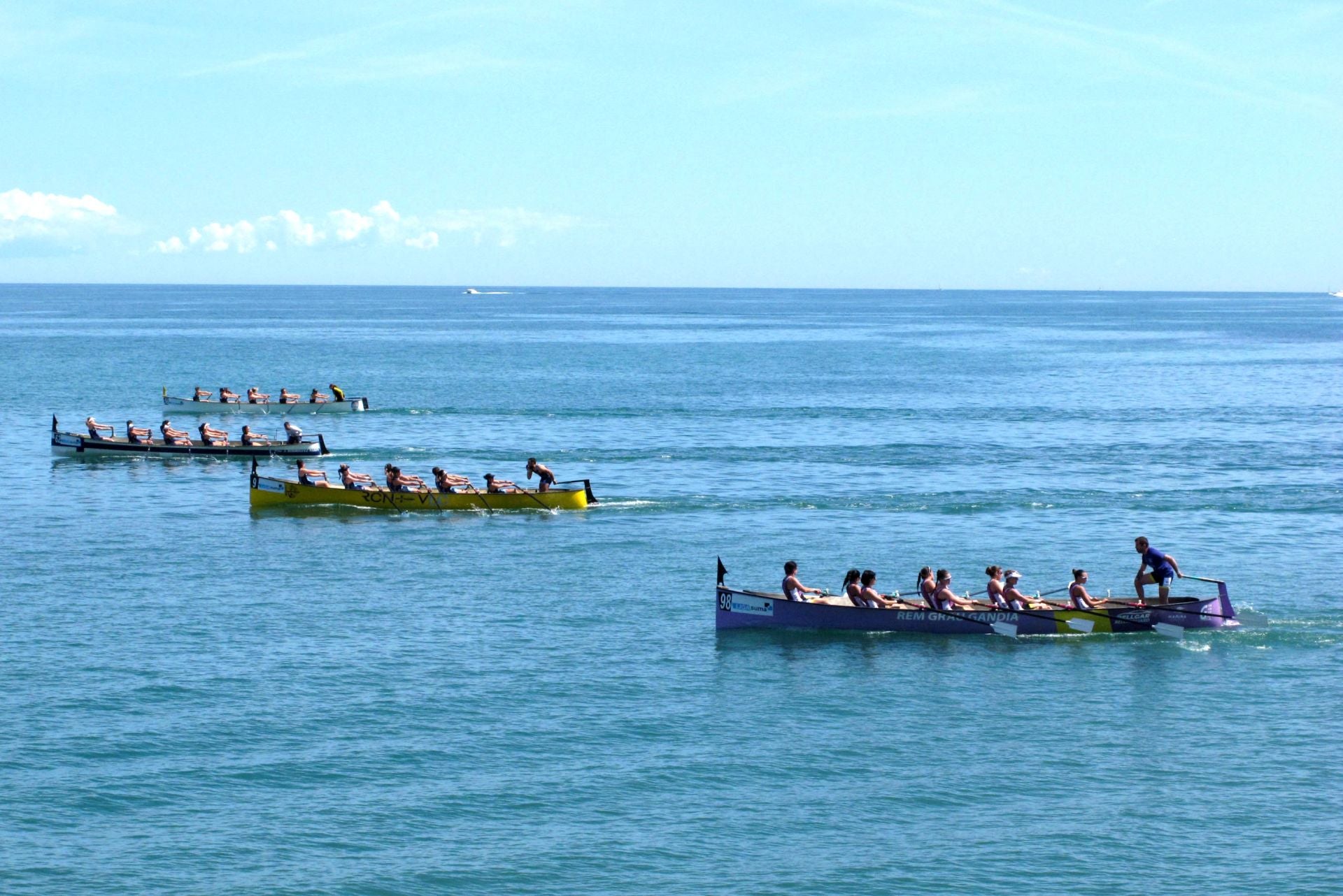 Dénia celebra la novena regata de la Liga Suma de remo de banco fijo