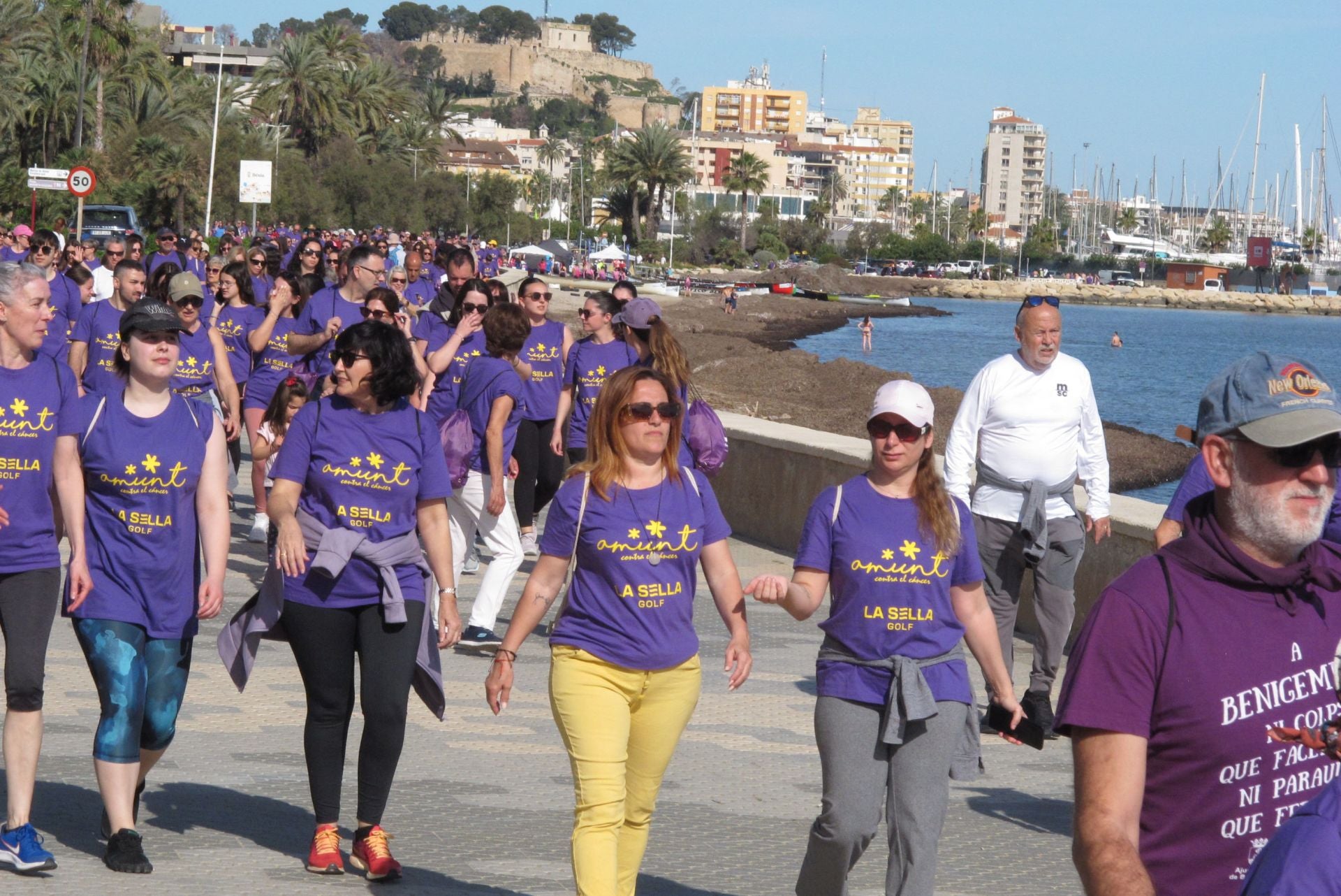 Cientos de personas salen a la calle en Dénia por la lucha contra el cáncer