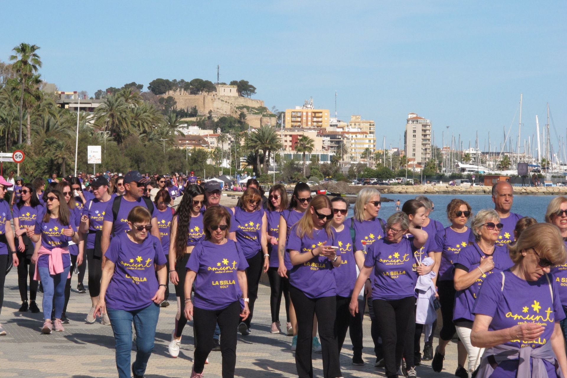 Cientos de personas salen a la calle en Dénia por la lucha contra el cáncer