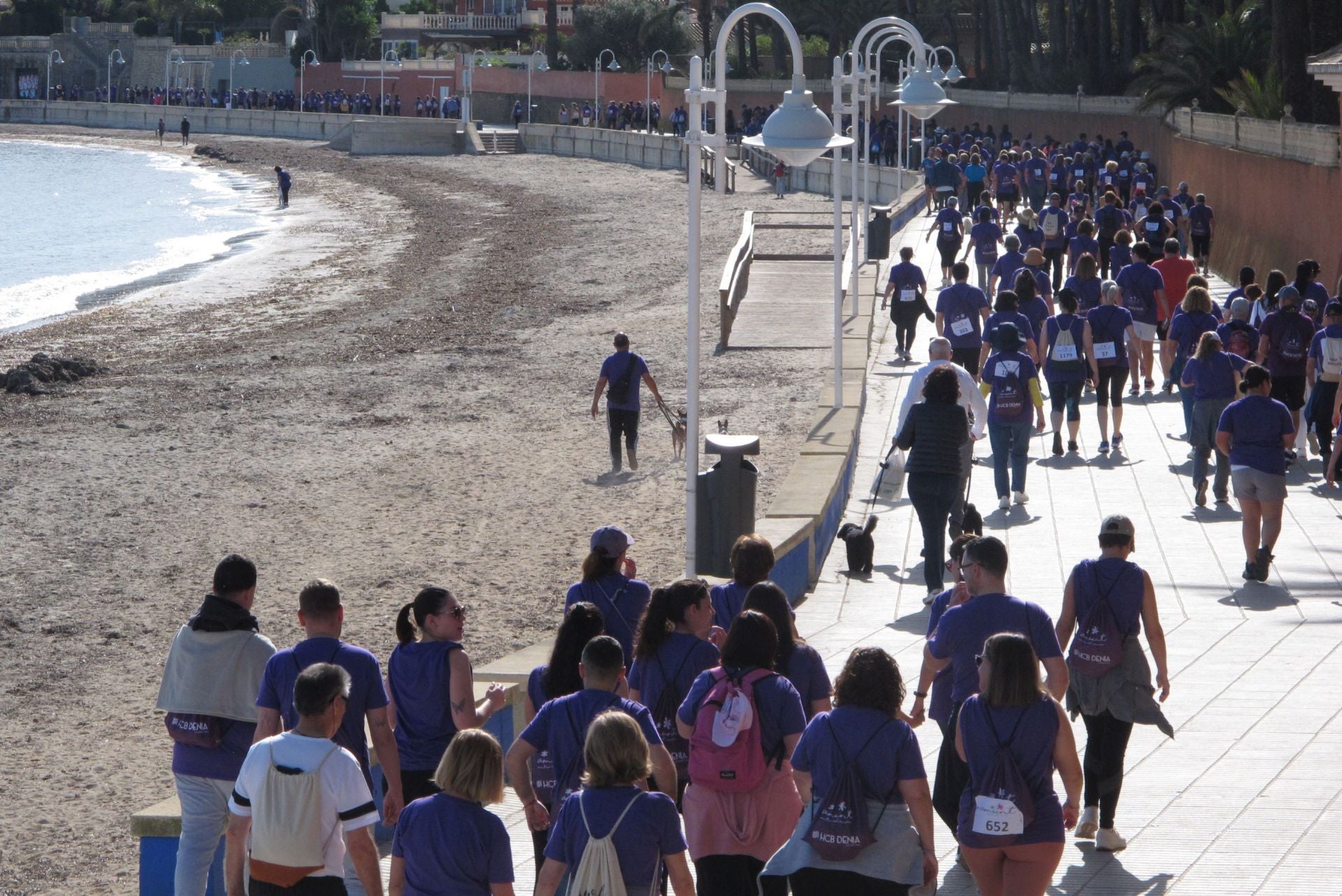 Cientos de personas salen a la calle en Dénia por la lucha contra el cáncer