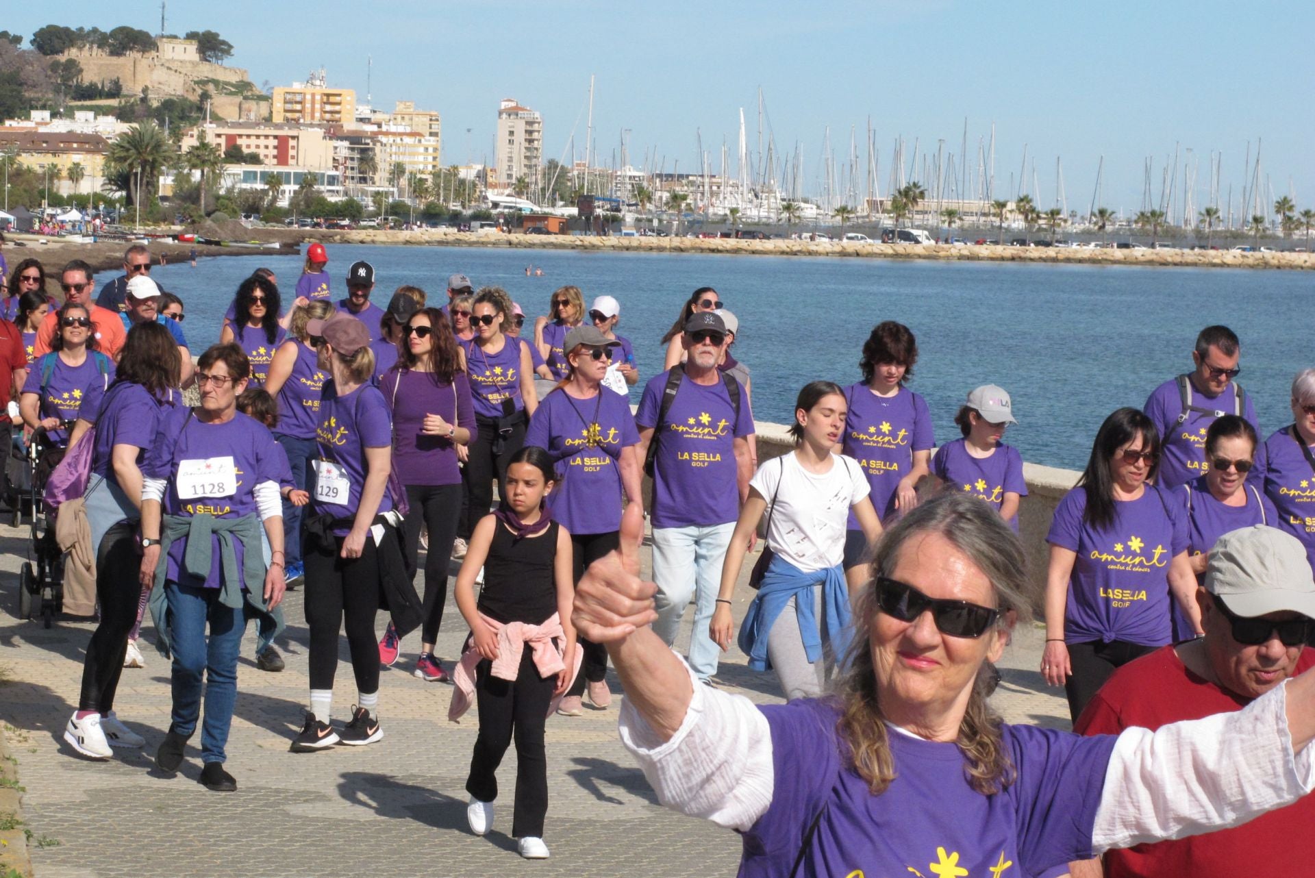 Cientos de personas salen a la calle en Dénia por la lucha contra el cáncer