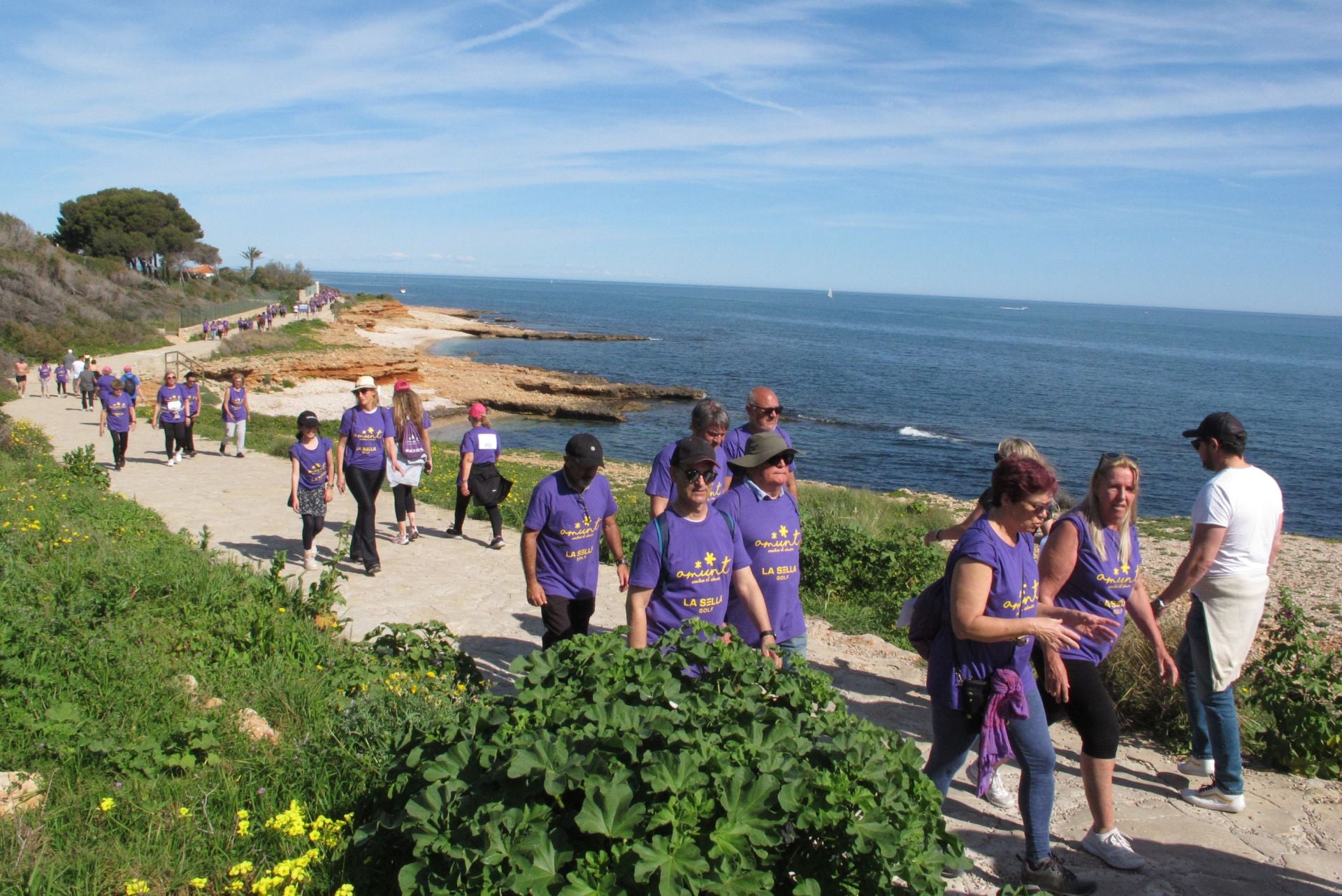 Cientos de personas salen a la calle en Dénia por la lucha contra el cáncer