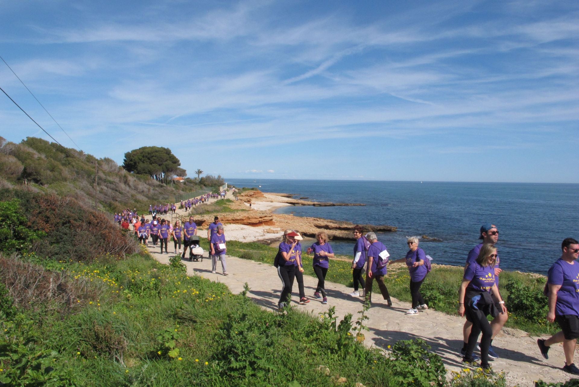 Cientos de personas salen a la calle en Dénia por la lucha contra el cáncer