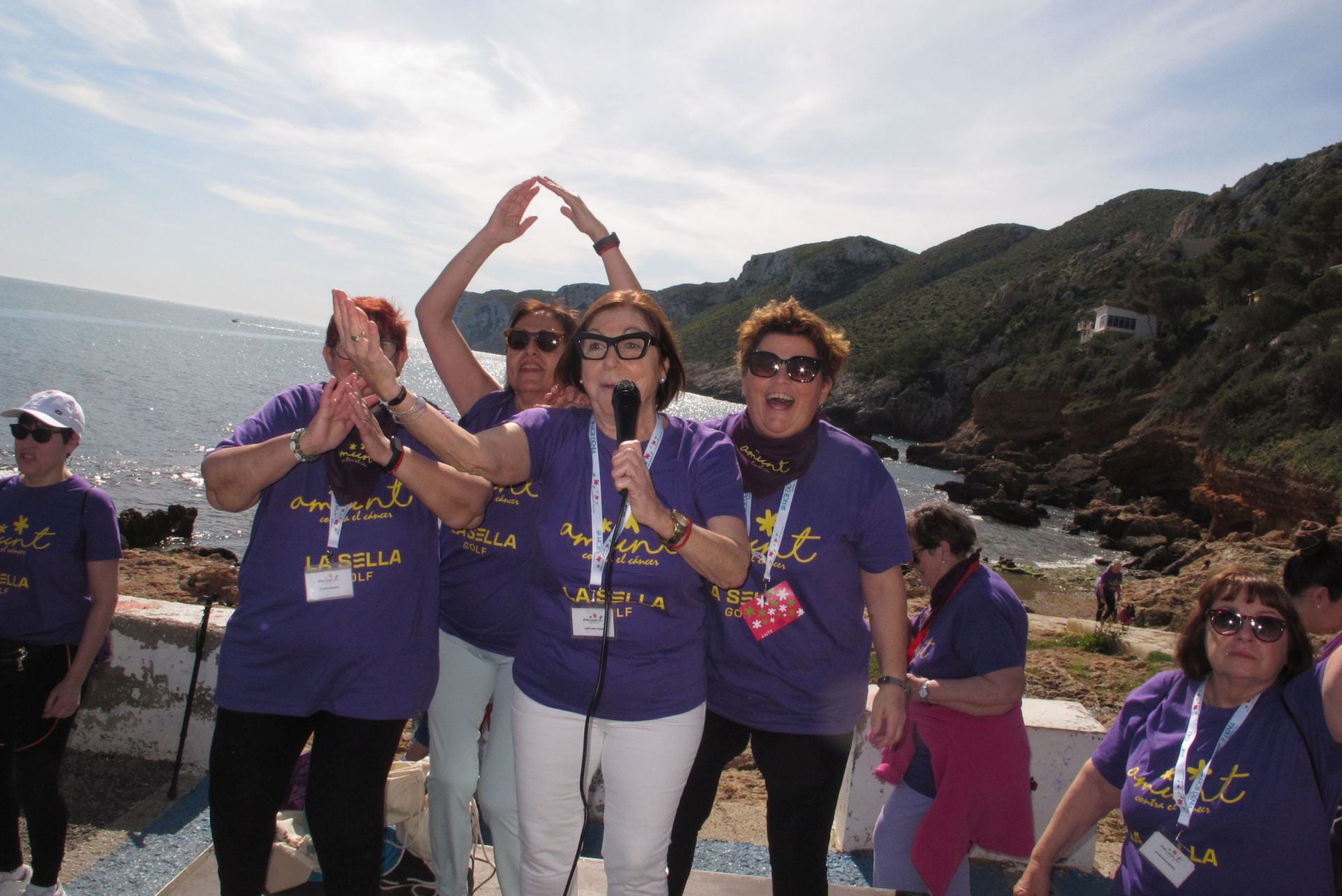 Cientos de personas salen a la calle en Dénia por la lucha contra el cáncer