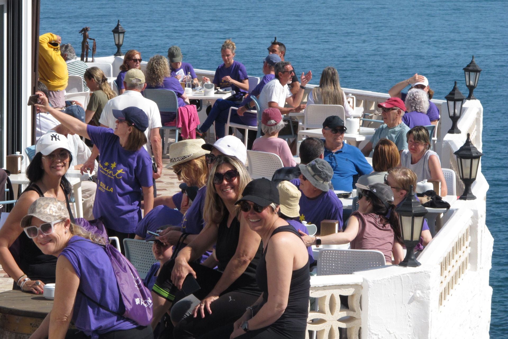 Cientos de personas salen a la calle en Dénia por la lucha contra el cáncer